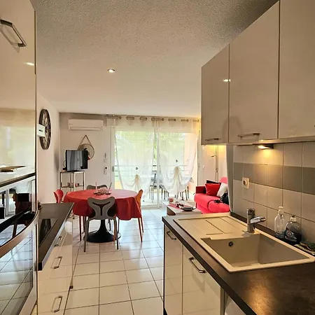 Beachfront For 6 Free Wifi, Air Conditioning, Garage, Swimming Pool