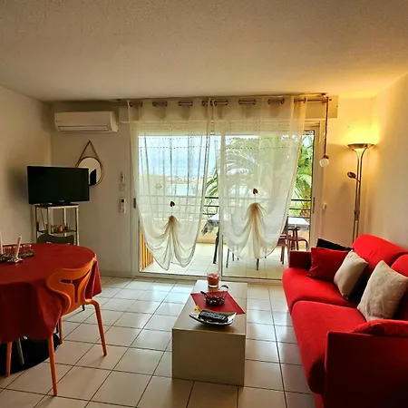Beachfront For 6 Free Wifi, Air Conditioning, Garage, Swimming Pool דירה