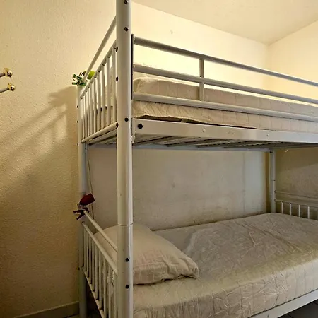 Beachfront For 6 Free Wifi, Air Conditioning, Garage, Swimming Pool דירה
