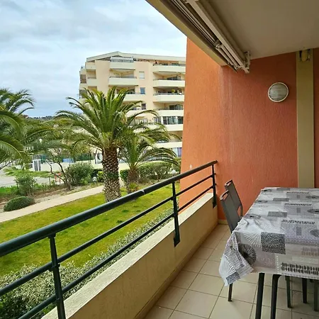 Beachfront For 6 Free Wifi, Air Conditioning, Garage, Swimming Pool Apartmán