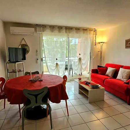 Beachfront For 6 Free Wifi, Air Conditioning, Garage, Swimming Pool דירה *