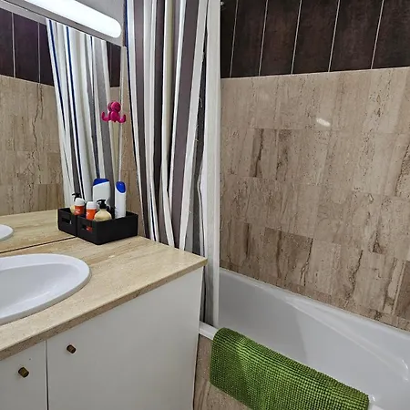 Beachfront For 6 Free Wifi, Air Conditioning, Garage, Swimming Pool Apartmán