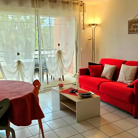 Beachfront For 6 Free Wifi, Air Conditioning, Garage, Swimming Pool דירה *