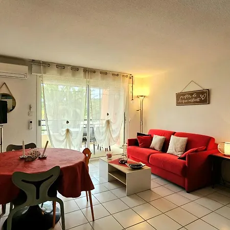 Beachfront For 6 Free Wifi, Air Conditioning, Garage, Swimming Pool דירה
